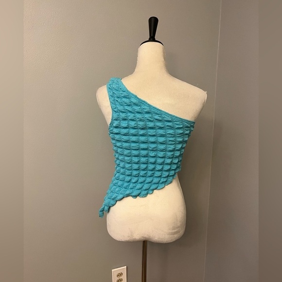 NWT PrettyLittleThing Popcorn Textured One Shoulder Asymmetric Hem Crop Top - 6 - Picture 4 of 11